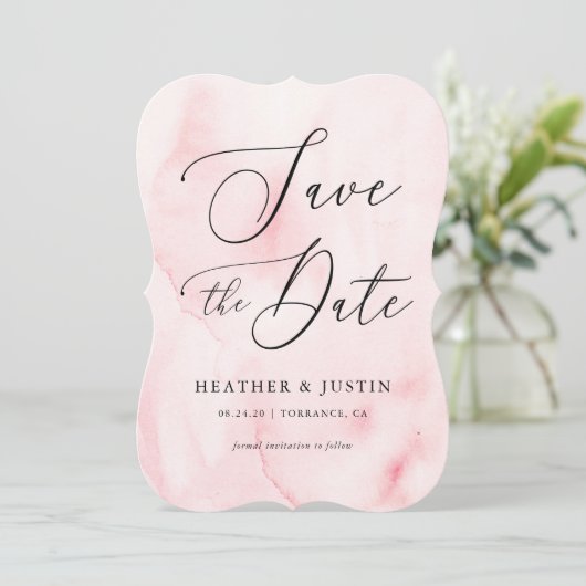 ピンクの水彩カリグラフィー結婚式の招待状（Save the Date） 招待状 (スタンド正面)