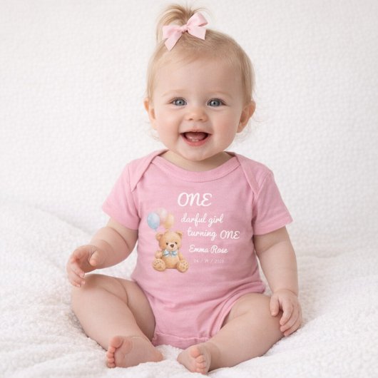 ピンクの水彩テディベアの女の子の1歳の誕生日 ベビーボディスーツ