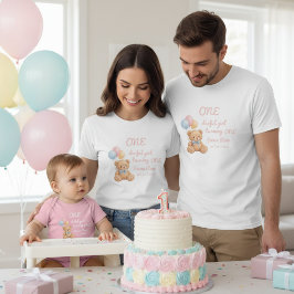 ピンクの水彩テディベアの女の子の1歳の誕生日 Tシャツ