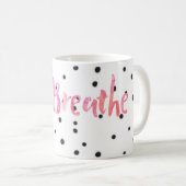 ピンクの水彩画によってはちょうど黒い点のコーヒー・マグが呼吸します コーヒーマグカップ (正面右)