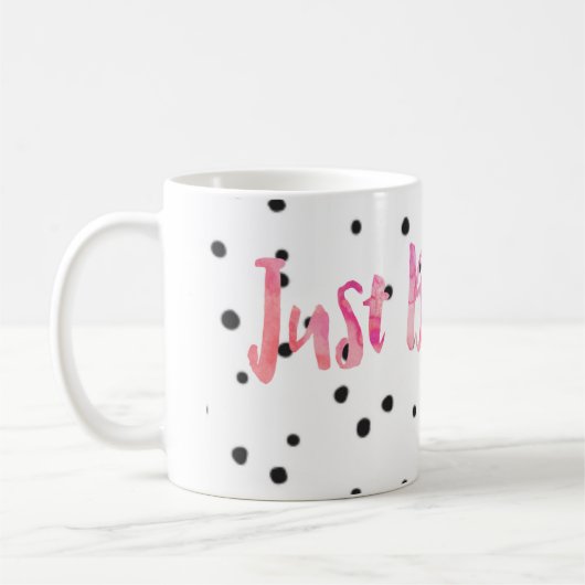 ピンクの水彩画によってはちょうど黒い点のコーヒー・マグが呼吸します コーヒーマグカップ (左)