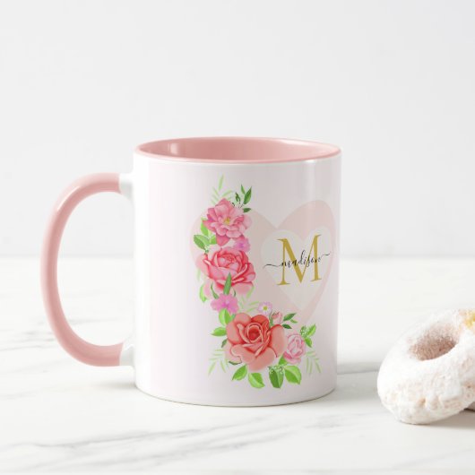 ピンクの水彩画のバラの花のモノグラムイニシャル マグカップ (ドーナツ)