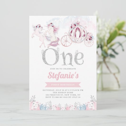 ピンクの水彩画のユニコーンのおとぎ話の最初誕生日 招待状 (スタンド正面)