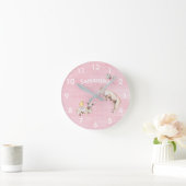 ピンクの水彩画の跳ねる羊の幼児部屋 ラウンド壁時計 (ホーム)