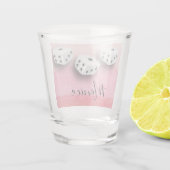 ピンクの水彩画のBuncoプレーヤーのサイコロのモノグラム ショットグラス (裏面)