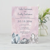 ピンクの水彩画ウェディングでのジオードと宝石 招待状 (スタンド正面)