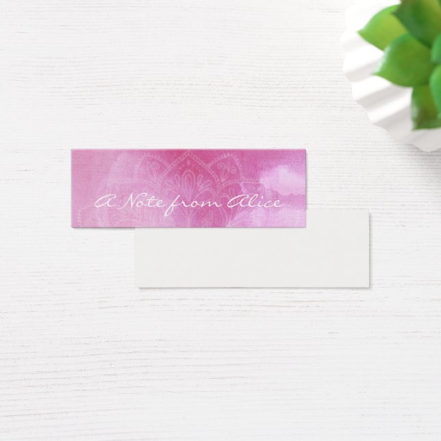 ピンクの水彩画及び白い曼荼羅が付いている小さいノート (デスク)