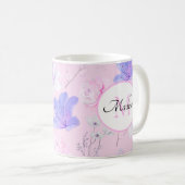 ピンクの水彩花と蝶のモノグラム コーヒーマグカップ (正面右)