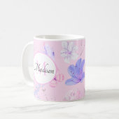 ピンクの水彩花と蝶のモノグラム コーヒーマグカップ (正面左)