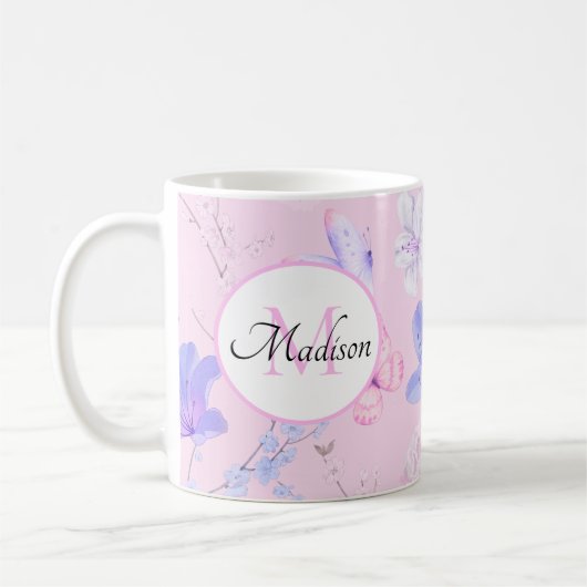 ピンクの水彩花と蝶のモノグラム コーヒーマグカップ (左)