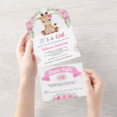 ピンクの水彩花のキリン ベビーシャワー オールインワン招待状 (貼ってはがせる)