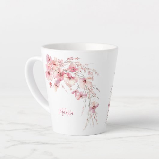 ピンクの水彩花ホワイトモノグラム カフェラテマグ (左アングル)