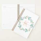 ピンクの水彩花輪モノグラム プランナー手帳 (ディスプレー)