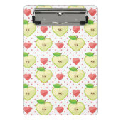 ピンクの水玉模様およびハートが付いているハートのりんご ミニクリップボード (正面)