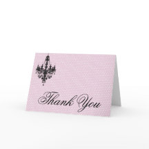 ピンクの水玉模様および黒いシャンデリア