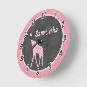 ピンクの水玉模様のキリンのジャングルのパーソナライズな時計 ラウンド壁時計 (傾斜)