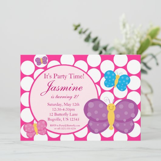 ピンクの水玉模様の蝶誕生日のパーティの招待状 招待状 (スタンド正面)