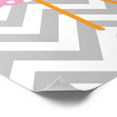 ピンクの水玉模様の鳥、グレー チェーブロンのベッドルーム、ベビールーム ポスター (角)