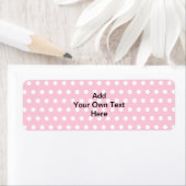 ピンクの水玉模様、カスタム黒の文字。 ラベル (インサイチュ)