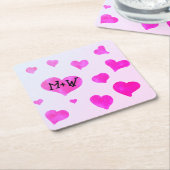 ピンクの水色のハートカスタムカップル名イニシャル スクエアペーパーコースター (アングル)