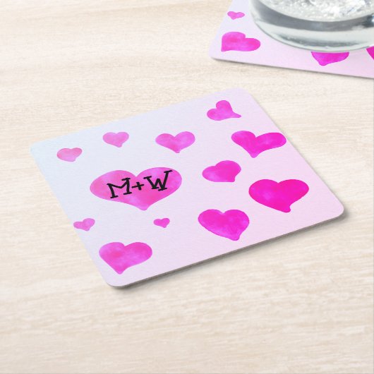 ピンクの水色のハートカスタムカップル名イニシャル スクエアペーパーコースター (アングル)