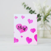 ピンクの水色のハートカスタムカップル名イニシャル ポストカード (スタンド正面)