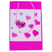 ピンクの水色のハートカスタムカップル名イニシャル ミディアムペーパーバッグ (正面)