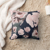 ピンクの水色のバラダークネイビーブルーフローラ クッション (ブランケット)