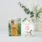 ピンクの水色のフローラ写真の誕生日の招待 シーズンポストカード (スタンド正面)