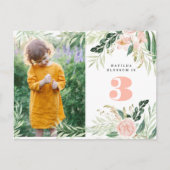 ピンクの水色のフローラ写真の誕生日の招待 シーズンポストカード (正面)