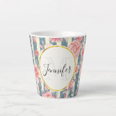 ピンクの水色の花オンストライプモグラム カフェラテマグ (正面)