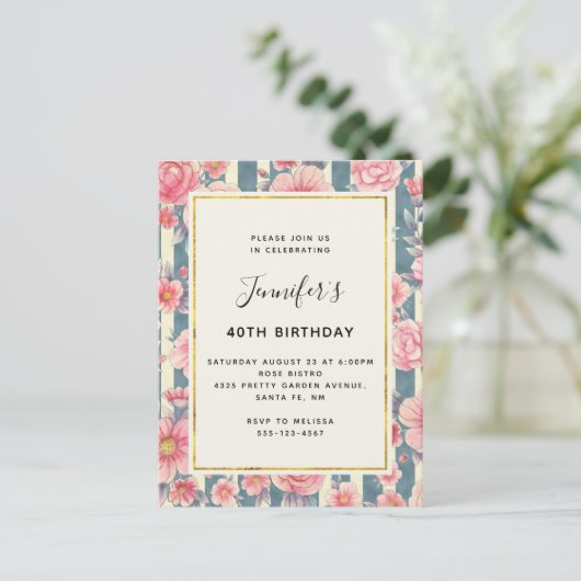 ピンクの水色の花オンストライプ誕生日 インビテーションポストカード (スタンド正面)