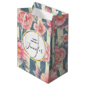 ピンクの水色の花オンストライプ誕生日 ミディアムペーパーバッグ (正面アングル)