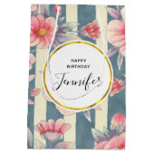 ピンクの水色の花オンストライプ誕生日 ミディアムペーパーバッグ (裏面)