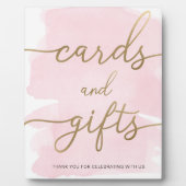 ピンクの水色の金ゴールドカードとギフトサイン フォトプラーク