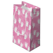 ピンクの水色ベビーシャワー足跡パターン スモールペーパーバッグ (裏面アングル)