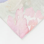 ピンクの水色花模様の家族の名モノグラムの前 フリースブランケット (角)