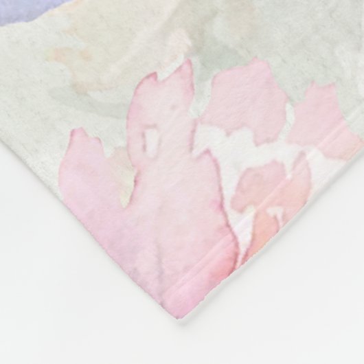 ピンクの水色花模様の家族の名モノグラムの前 フリースブランケット (角)