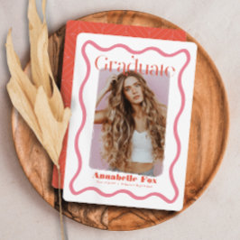 ピンクの波状フレームトレンディー写真の卒業 招待状