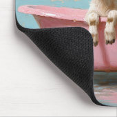 ピンクの浴槽に入ったヤギ マウスパッド (コーナー)