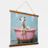 ピンクの浴槽に入ったヤギ 吊り下げ型タペストリー (傾斜あり)