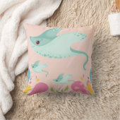 ピンクの海シーンのかわいいエイ。 クッション (ブランケット)