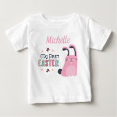 ピンクの漫画のバニーと名前を持つ私の最初のイースター ベビーTシャツ (正面)