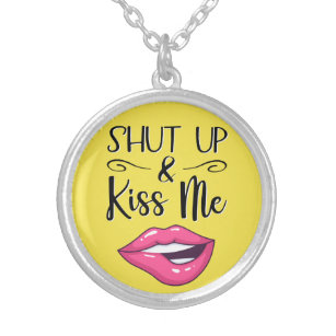 ピンクの漫画の唇を閉じてキス私の黄色 シルバープレートネックレス