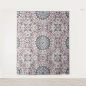 ピンクの灰色と白のマンダラパターン タペストリー (正面)