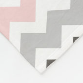 ピンクの灰色のシェブロンパターンモノグラム毛布 フリースブランケット (角)