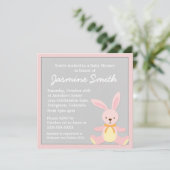 ピンクの灰色のバニーウサギのベビーシャワー招待状 招待状 (スタンド正面)