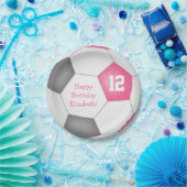ピンクの灰色の白いサッカーをテーマにした誕生日パーティー ペーパープレート (パーティー)