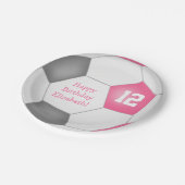 ピンクの灰色の白いサッカーをテーマにした誕生日パーティー ペーパープレート (アングル)