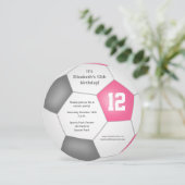 ピンクの灰色の白いサッカーをテーマにした誕生日パーティー 案内状 (スタンド正面)